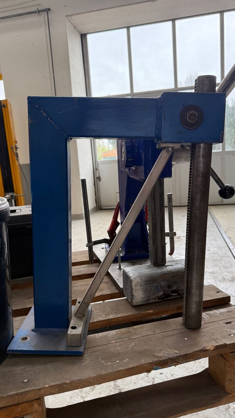 Tous les outils: Handpresse – D'occasion à Dagmersellen par Scania68 2