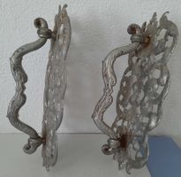 2 alte grosse Tor Griffe, Blech silberfarbig, schwenkbar