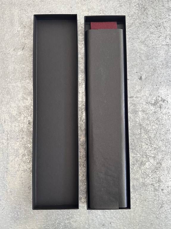 Tudor Orologi: Cravate Tudor bordeaux neuve, packaging dorigine – Nuovo e nell'imballaggio originale da Onex venduto da Jikael 2