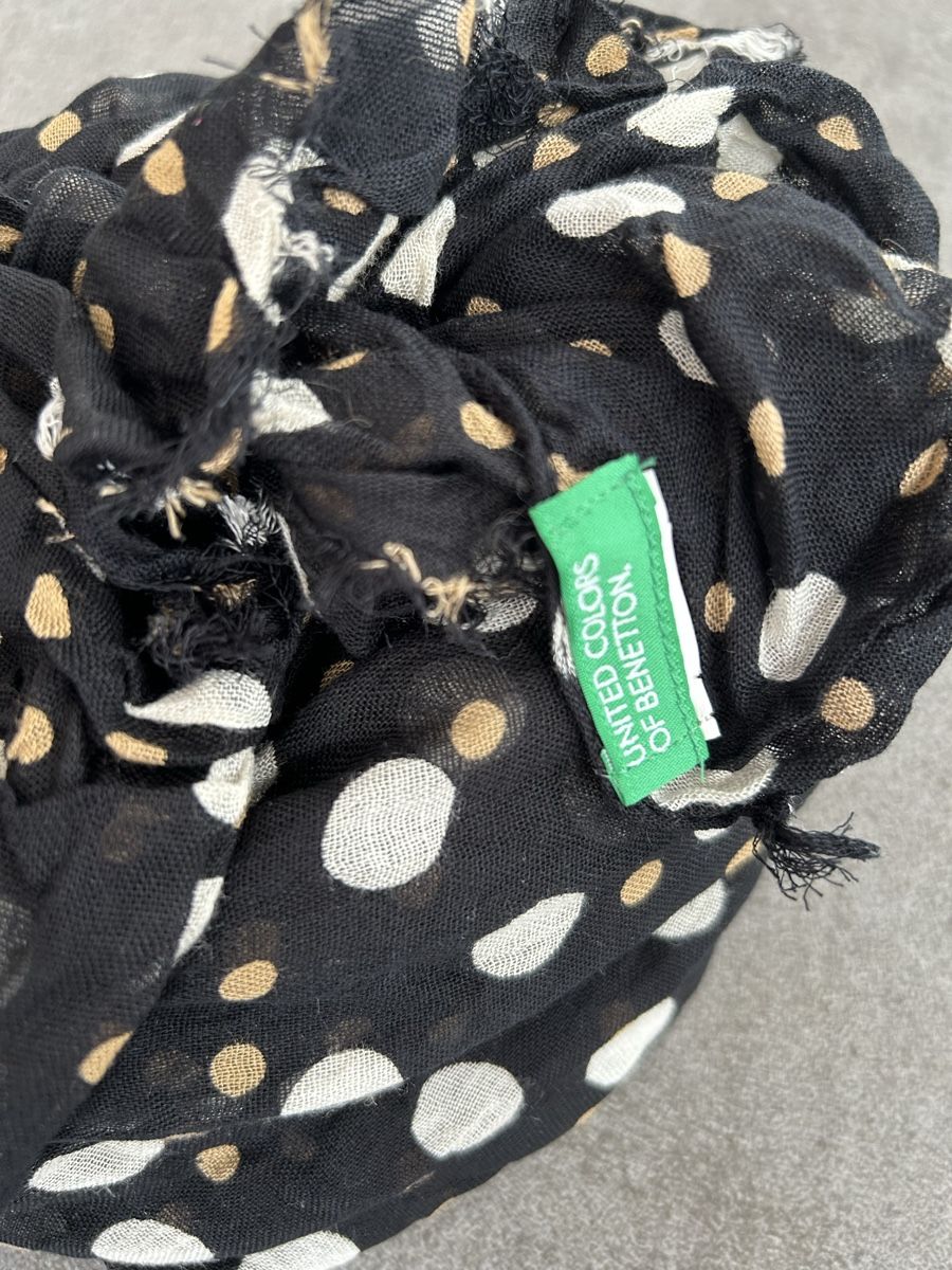 Benetton Foulard & Sciarpe: Écharpe Benetton Noire à Pois – Usato da Gorgier venduto da hcaroline4 1