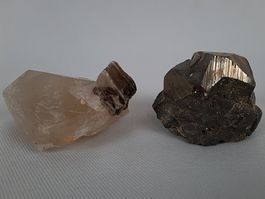 Pyrit-Stufe und Bergkristall mit Verwachsung