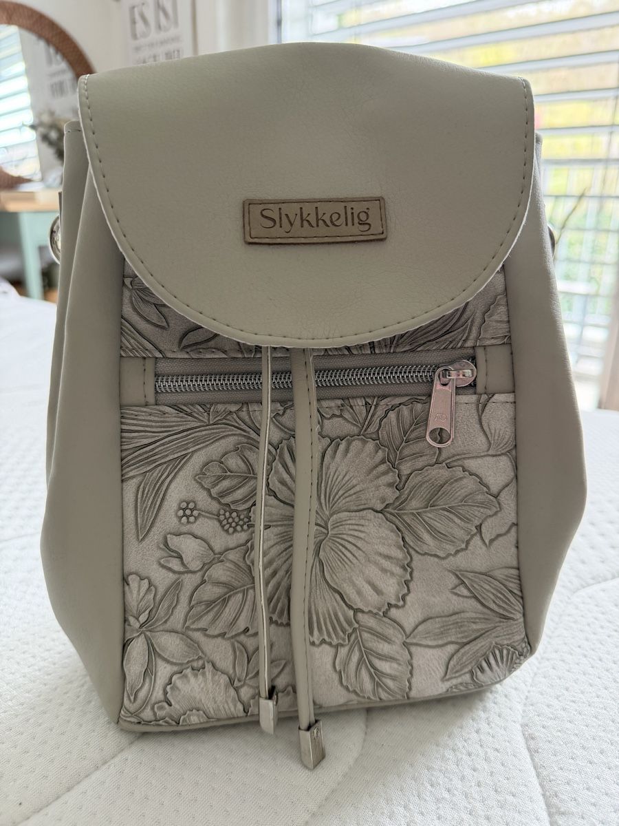 Zaini: Bucketbag und Rucksack Hellgrau mit Blumenmuster – Nuovo (secondo la descrizione) da Langwiesen venduto da TinaB93