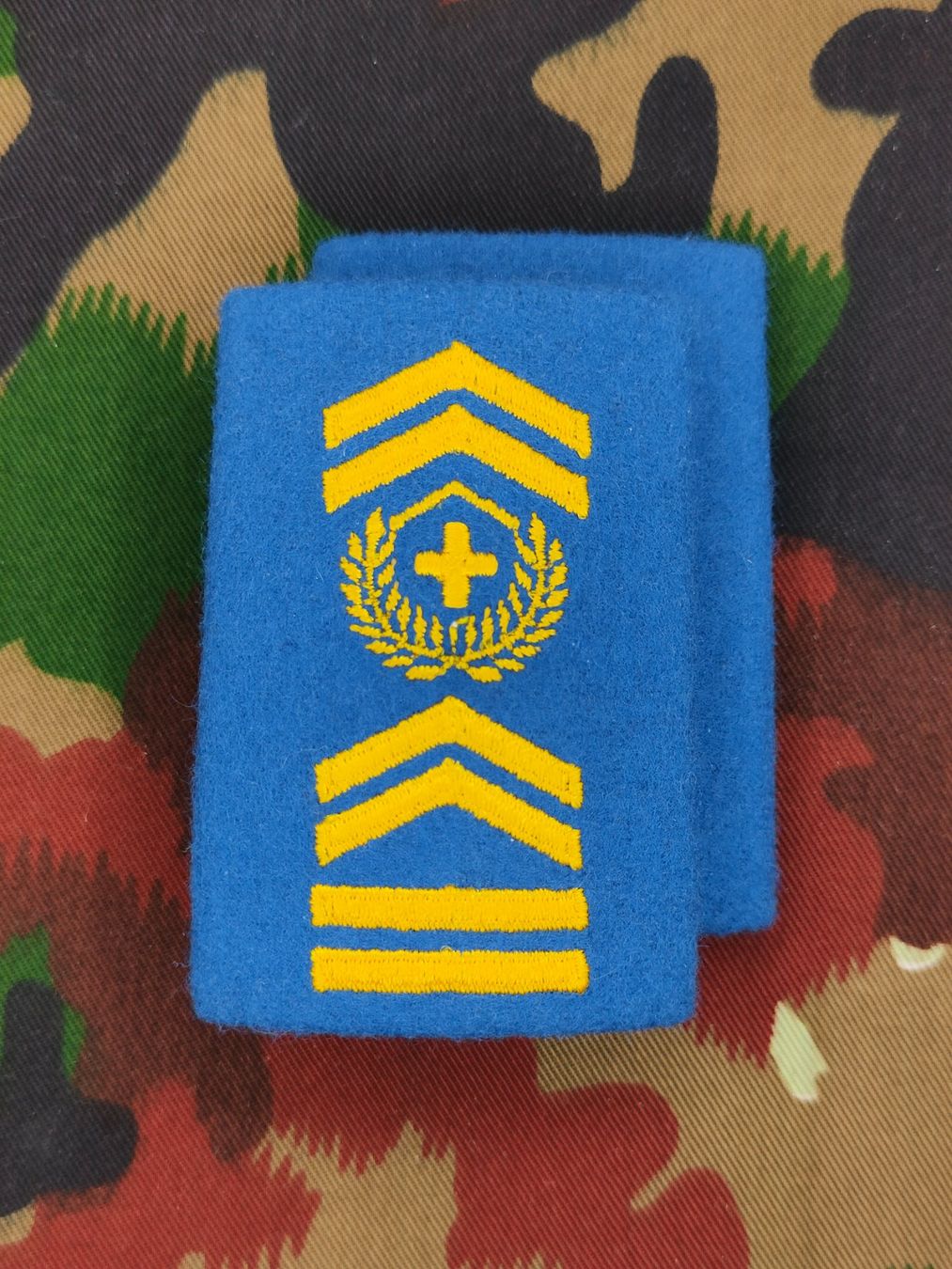 Schweizer Armee Placchette & Badge: Schulterpatten Ord. 2004 Chefadjutant – Usato da Bauma venduto da SwissMilitaria