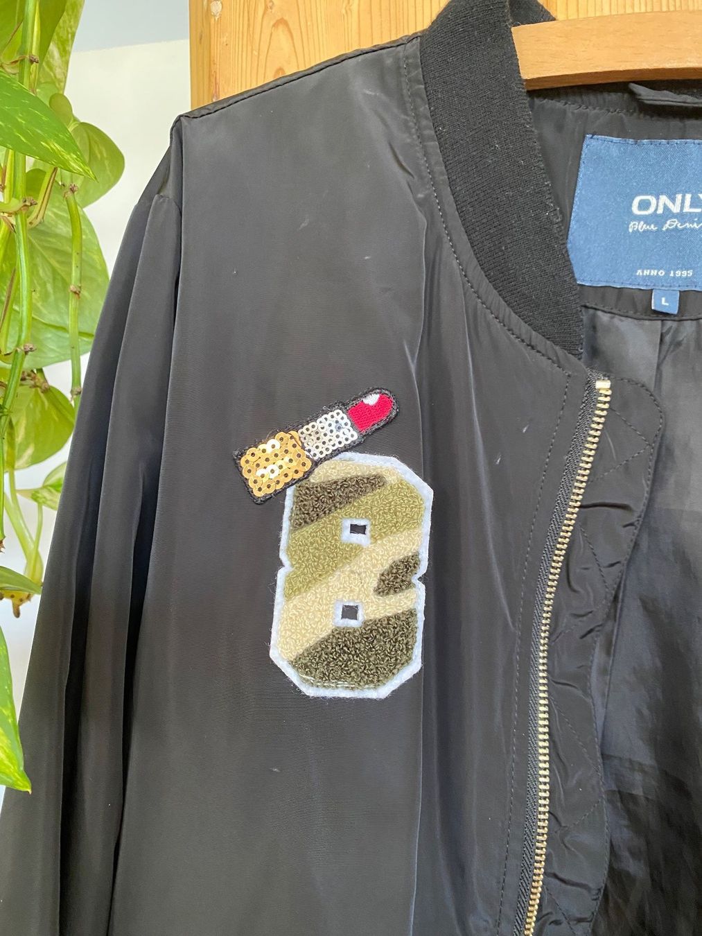 Only Giacche: Blouson Schwarz mit Stickern – Usato da Riedholz venduto da emm_22qn 3