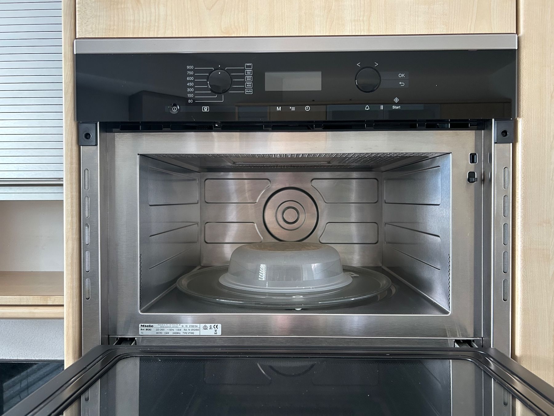 Cuisines complètes: Küche mit Granit & Miele Geräten – D'occasion à Walchwil par off_8gb2 5