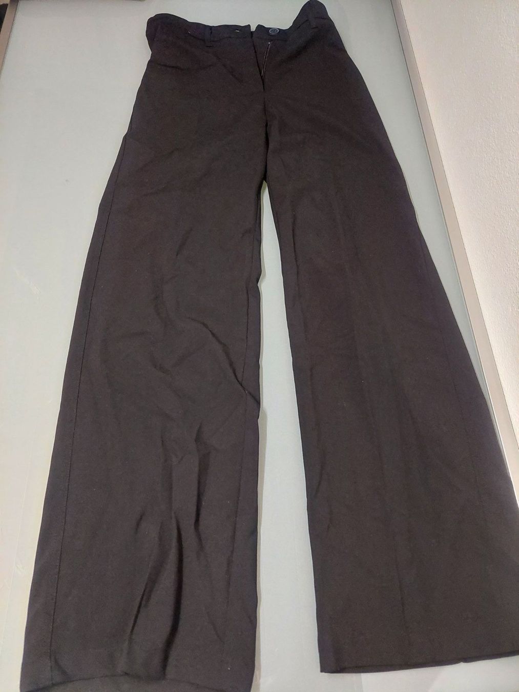 Bershka Pantaloni: schwarze Stoffhose – Usato da Unterbäch VS venduto da Nifadi