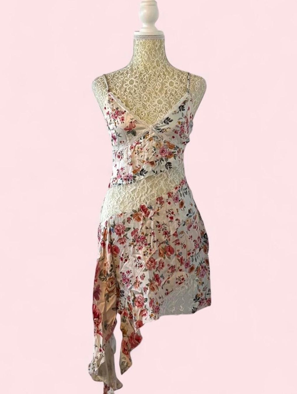 Bershka Vestiti: Y2K floral lace mini dress – Nuovo (secondo la descrizione) da Otelfingen venduto da houseofstae