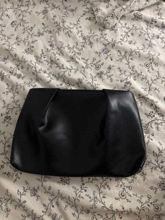 Borsa nera in similpelle da sera con pieghe