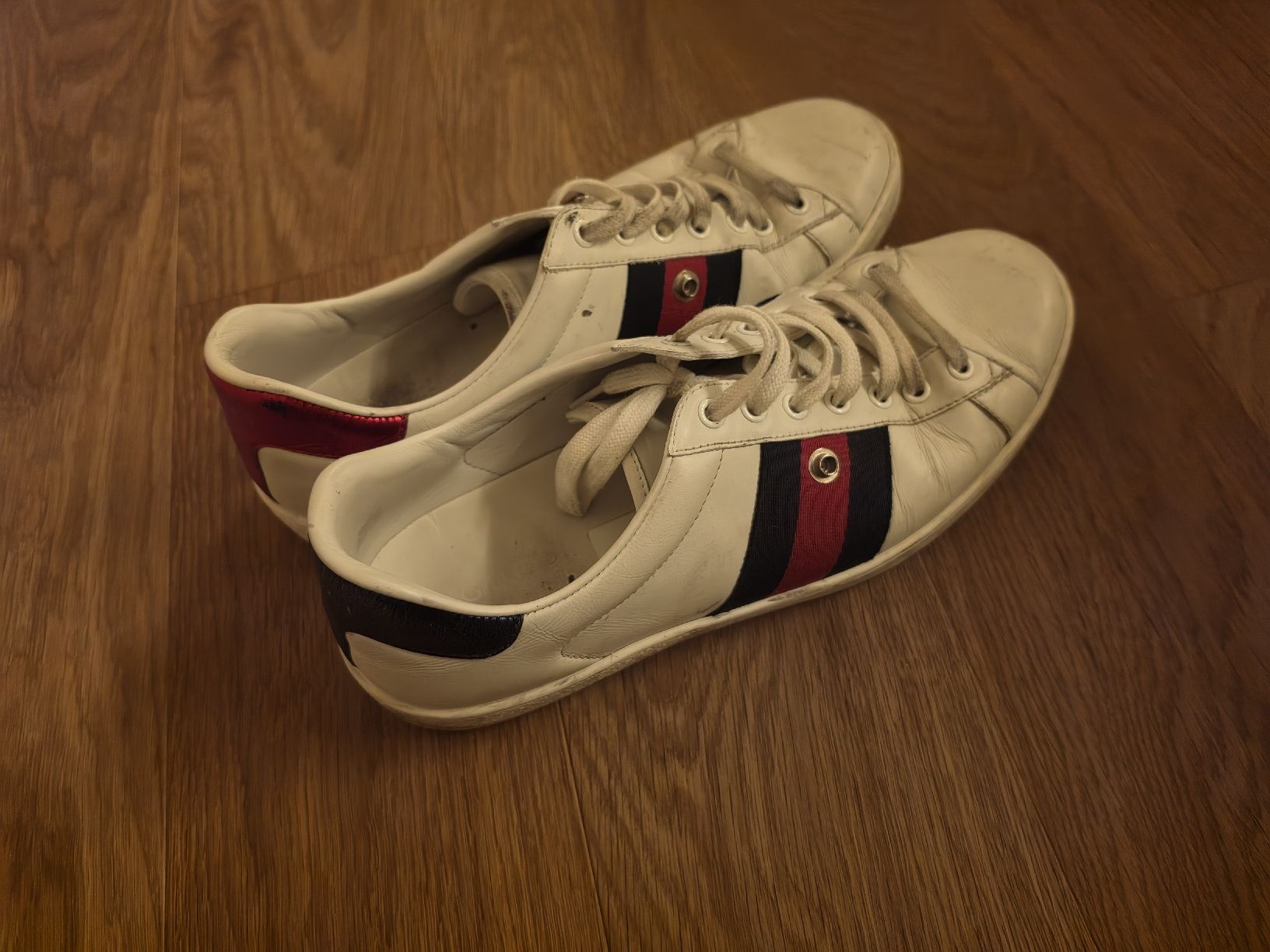 Gucci Herrenschuhe: Gucci White Leather Ace Sneakers with Removable Patch  – Gebraucht aus Effretikon von gen_w9wk 1