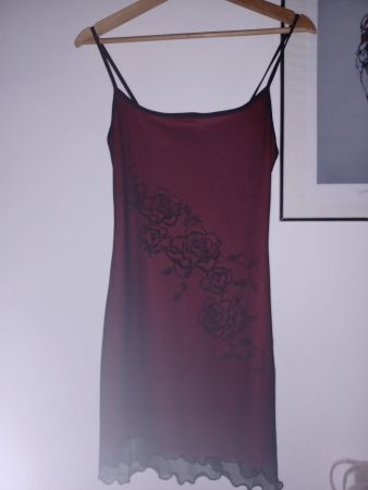 Beaurdox rotes Vintage Kleid verziert mit Rosen