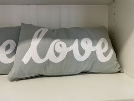 2 graue Kissen mit "love" Schriftzug, neuwertig!
