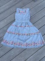 Miniboden Kleid, Gr. 152, hellblau mit Blumenstickerei