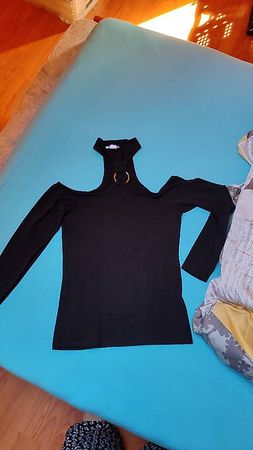 Schwarzes Langarmshirt mit Cut-Outs Gr. S