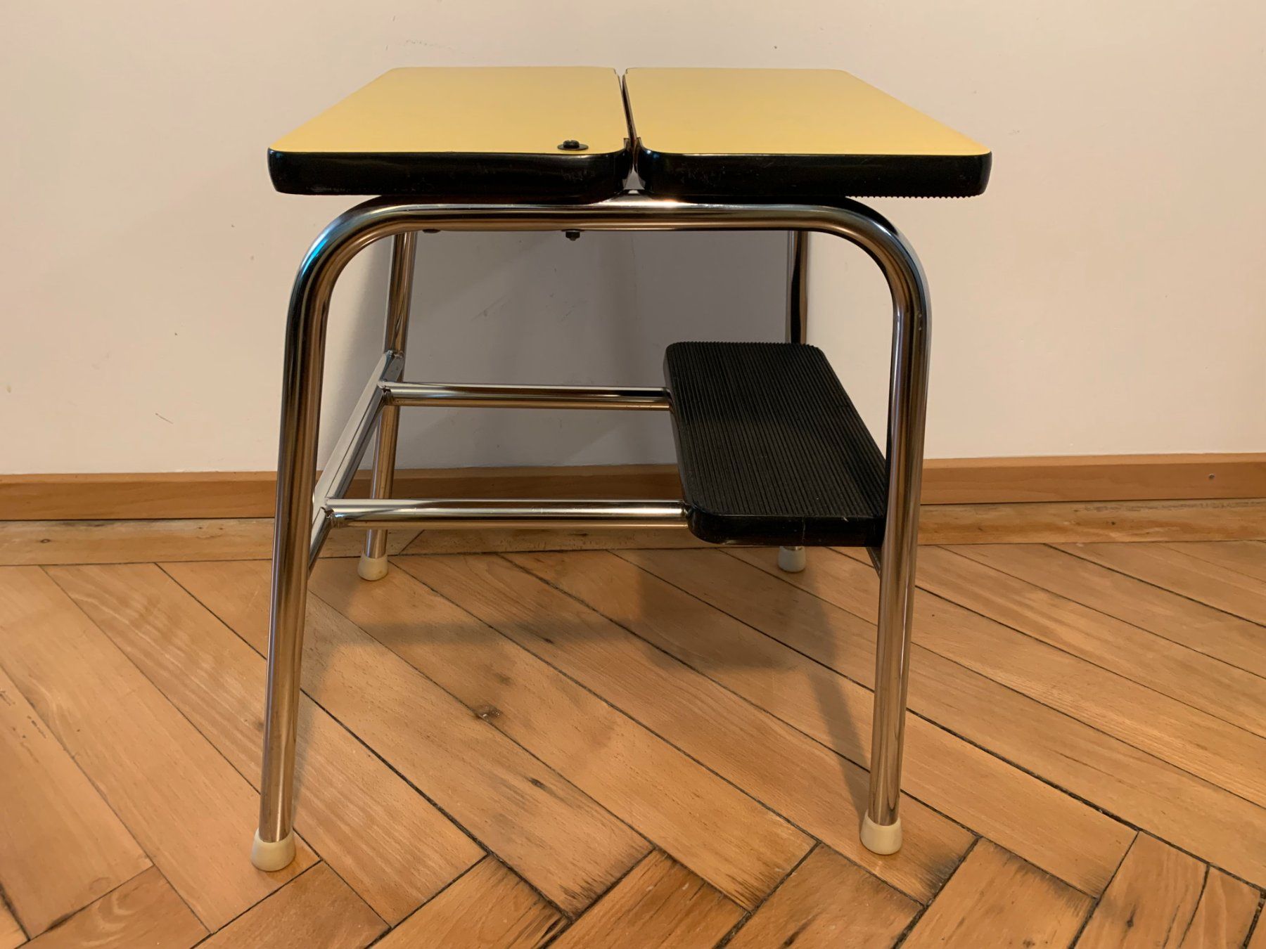 Sgabelli: Vintage Kelco/ Formica 2-Tritt Hocker/ Tabourett – Usato da Bern venduto da sxlmn 6