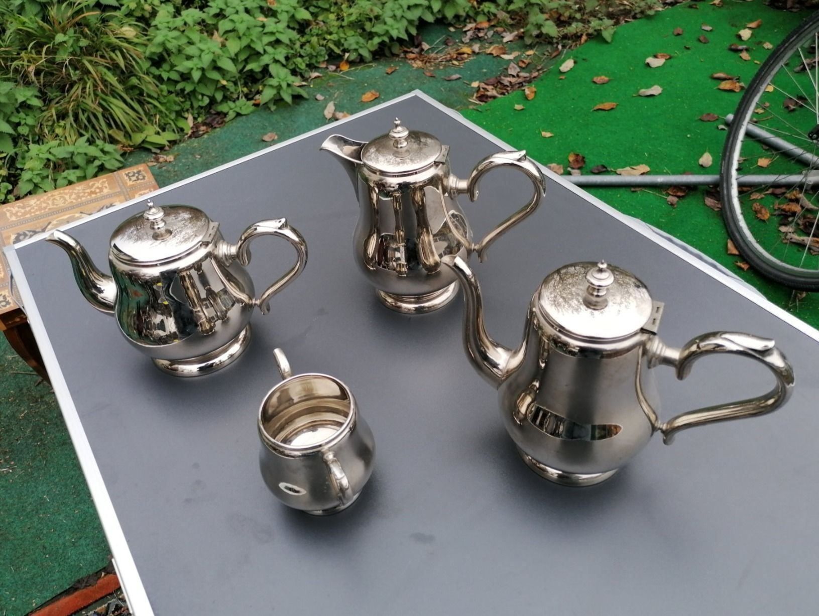 Set di piatti: altes Kaffee-, Teekrugset, Neusilber? – Usato da Herzogenbuchsee venduto da all-around