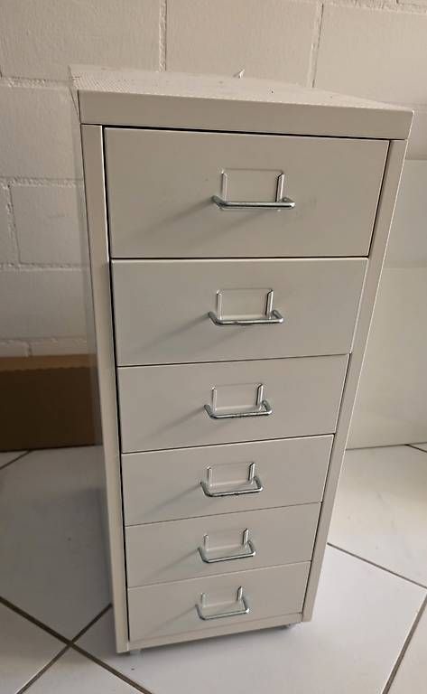 Ikea Armadi: Metallschrank IKEA HELMER – Usato da Männedorf venduto da Kirribilli