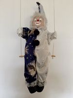 Clown-Puppe (Harlekin) 🤡 auf Schaukel, Sammlerstück Keramik