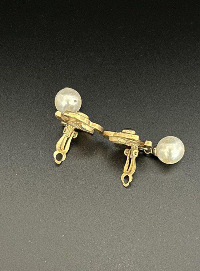 Chanel Ohrringe & -stecker: Chanel Ohrclips mit Perlen Vintage – Gebraucht aus Wettswil von PeterVoArosa 2