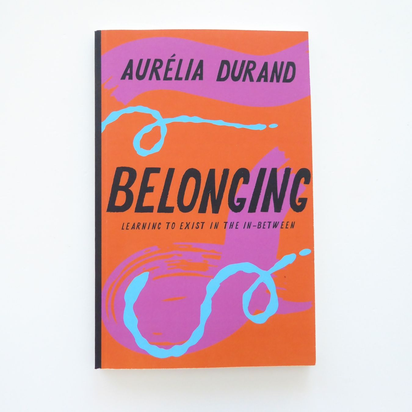Livres: Belonging - Learning to exist in the in - between – D'occasion à Basel par Kunterbunt12