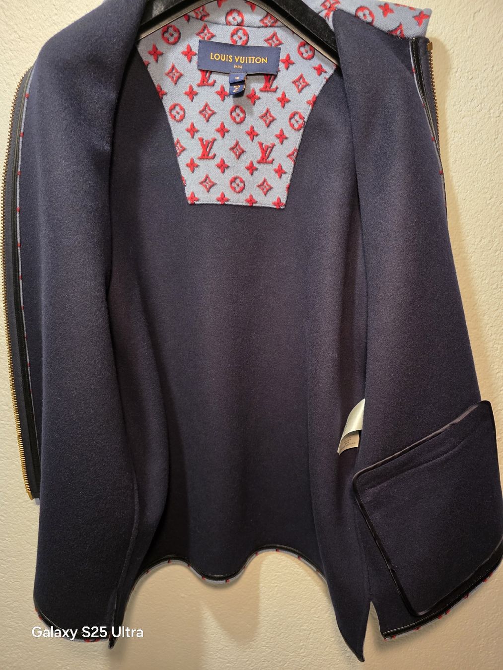 Louis Vuitton Giacche: Louis Vuitton 3D Monogram Zip-Up  Jacke, Gr. 38. Wolle – Nuovo (secondo la descrizione) da Kölliken venduto da ann_vf62 2