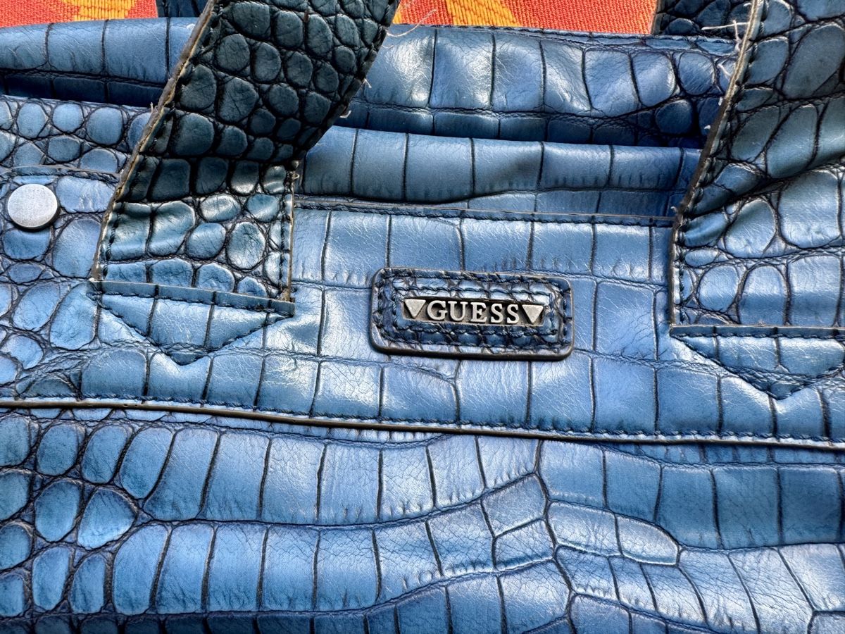 Guess Borse: GUESS Handtasche Kroko-Optik, blau – Usato da Zürich venduto da pilatus777 4