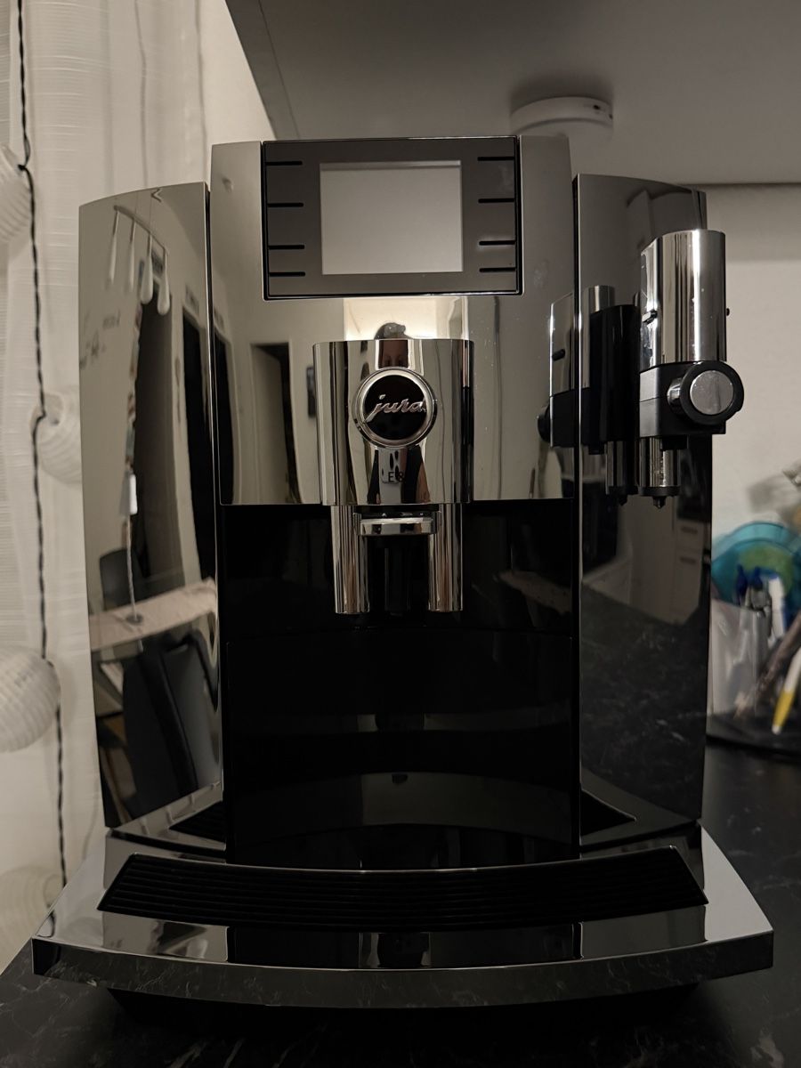 Jura Kaffeemaschinen & Espressomaschinen: Jura E8 Kaffeevollautomat Chrome – Gebraucht aus Zuchwil von ninschge