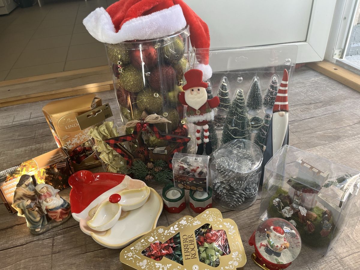 Toutes les décorations: Weihnachtsdeko Konvolut mit Geschenkbändern – D'occasion à Susten par Emons