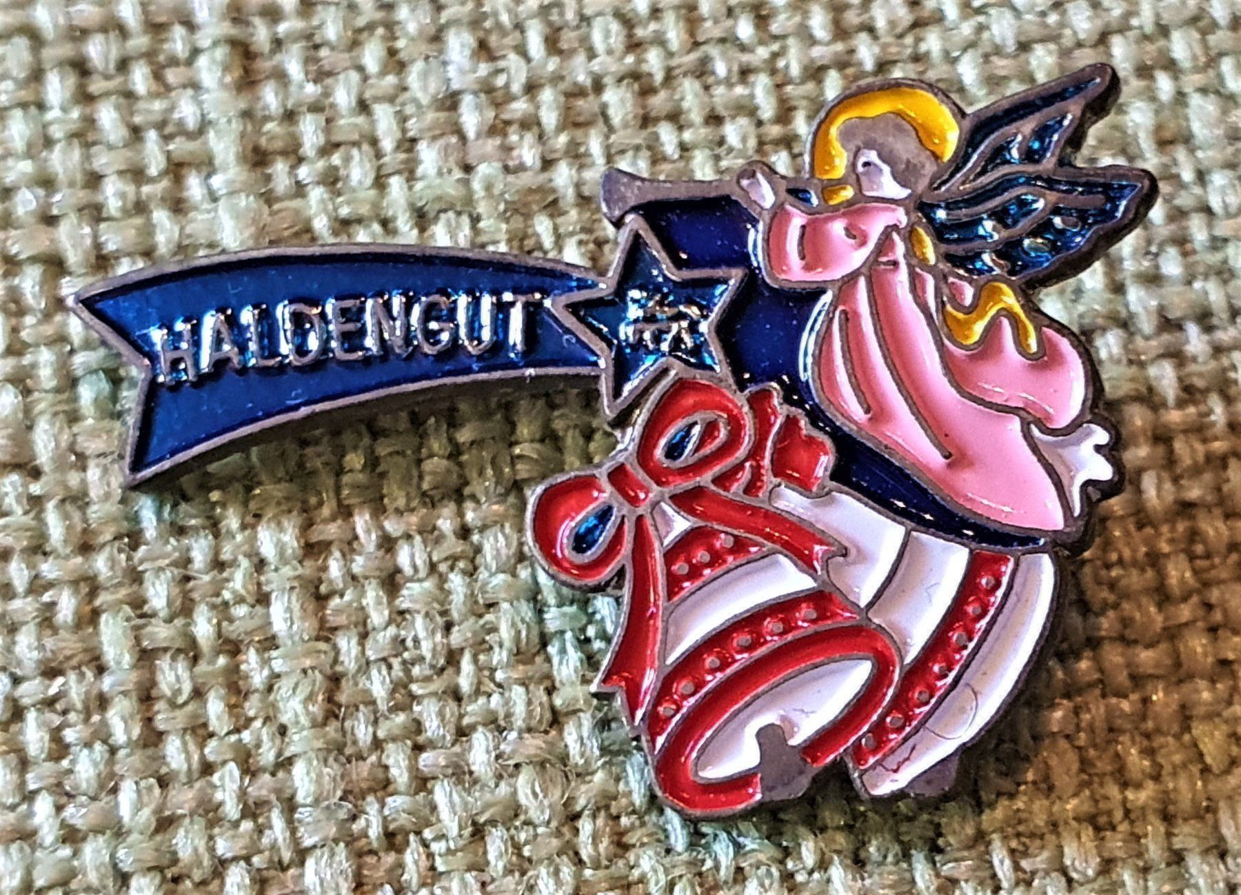 Plaketten & Abzeichen: J895  Pin Haldengut Bier Weihnachtsengel – Gebraucht aus Reinach BL von Boston-Verkauf