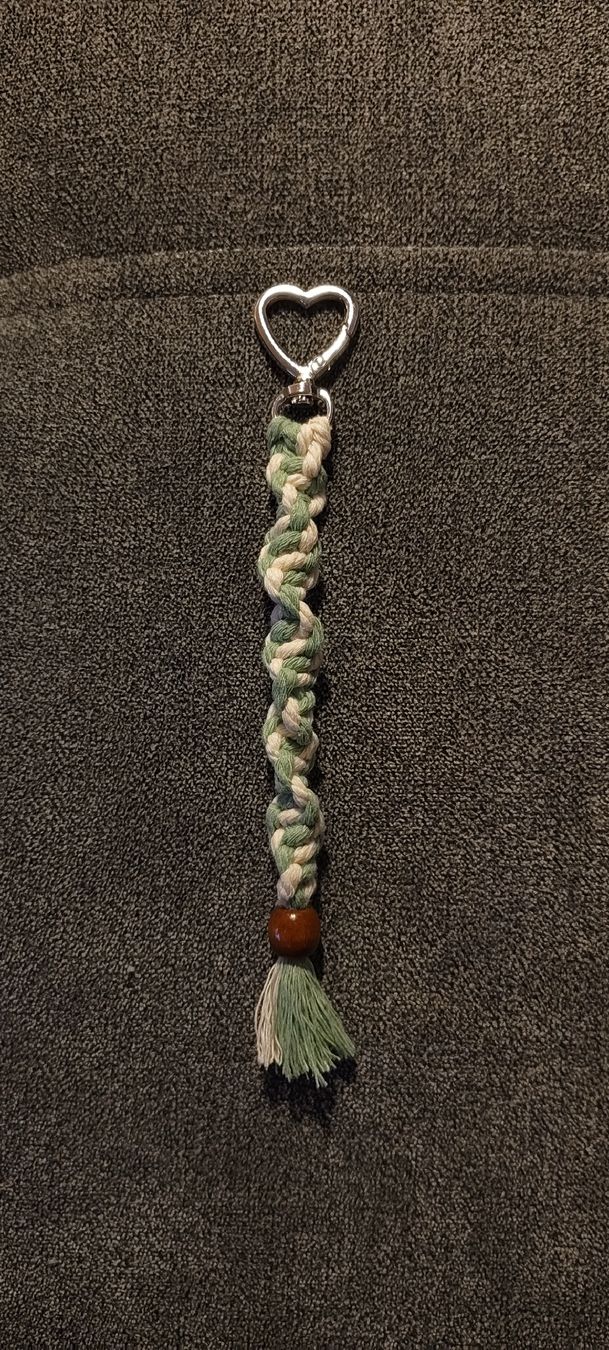 Portachiavi: Handmade Macrame Keychain with Heart Charm - Spring Colors – Nuovo (secondo la descrizione) da Grindelwald venduto da sim_py8j 1
