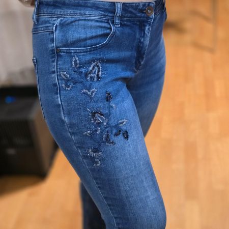 C&A Jeans mit Perlenstickerei – M