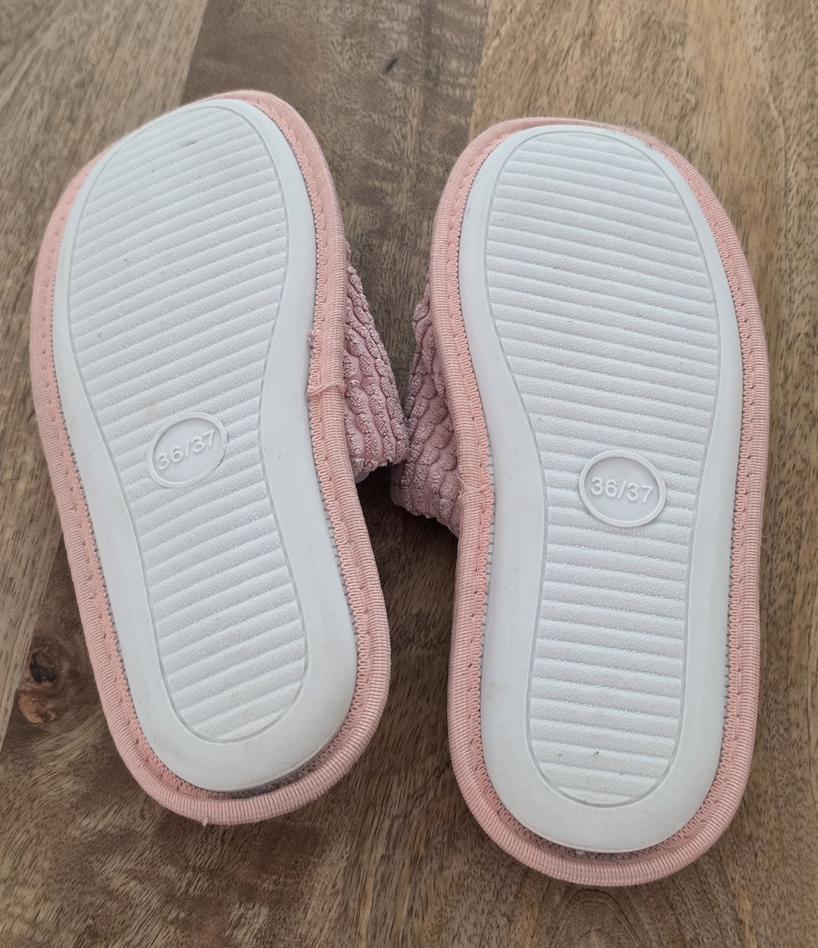 Damenschuhe: Hausschuhe rosa Herz Grösse 36/37 – Gebraucht aus Rheinsulz von Gilea 3