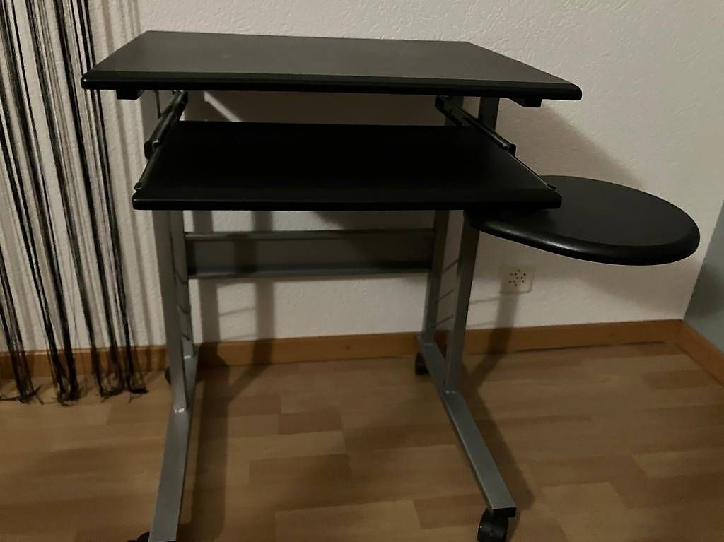 Scrivanie: Bureau d'ordinateur pour enfants. – Usato da Genthod venduto da FraNikos