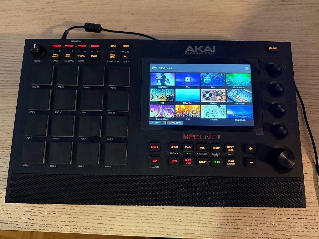 Musikinstrumente: AKAI MPC Live 2 – Gebraucht aus Forch von Ricaplus
