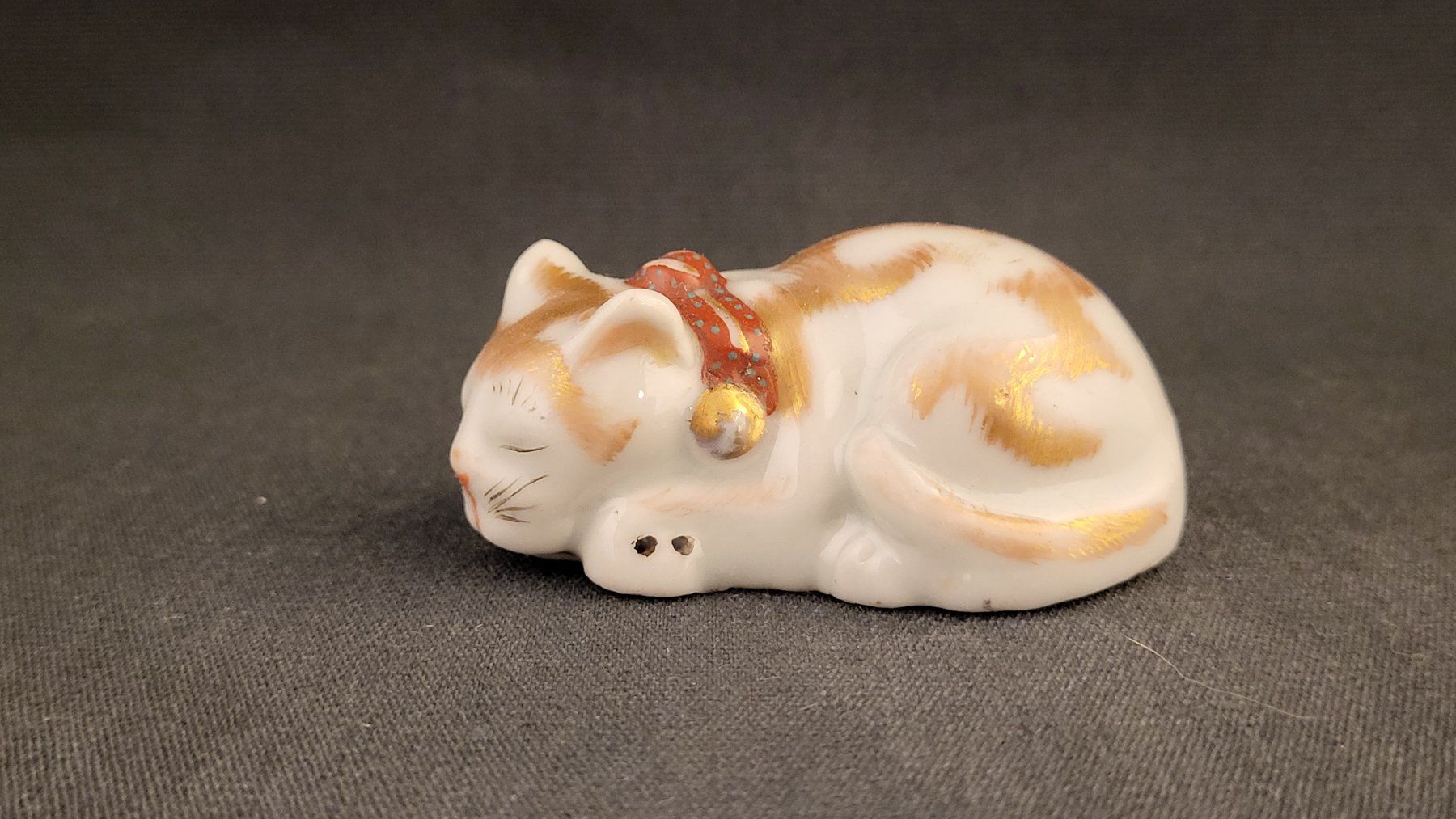 Figurines: Kutani - schlafende Katze Japan – D'occasion à Basel par spinne02