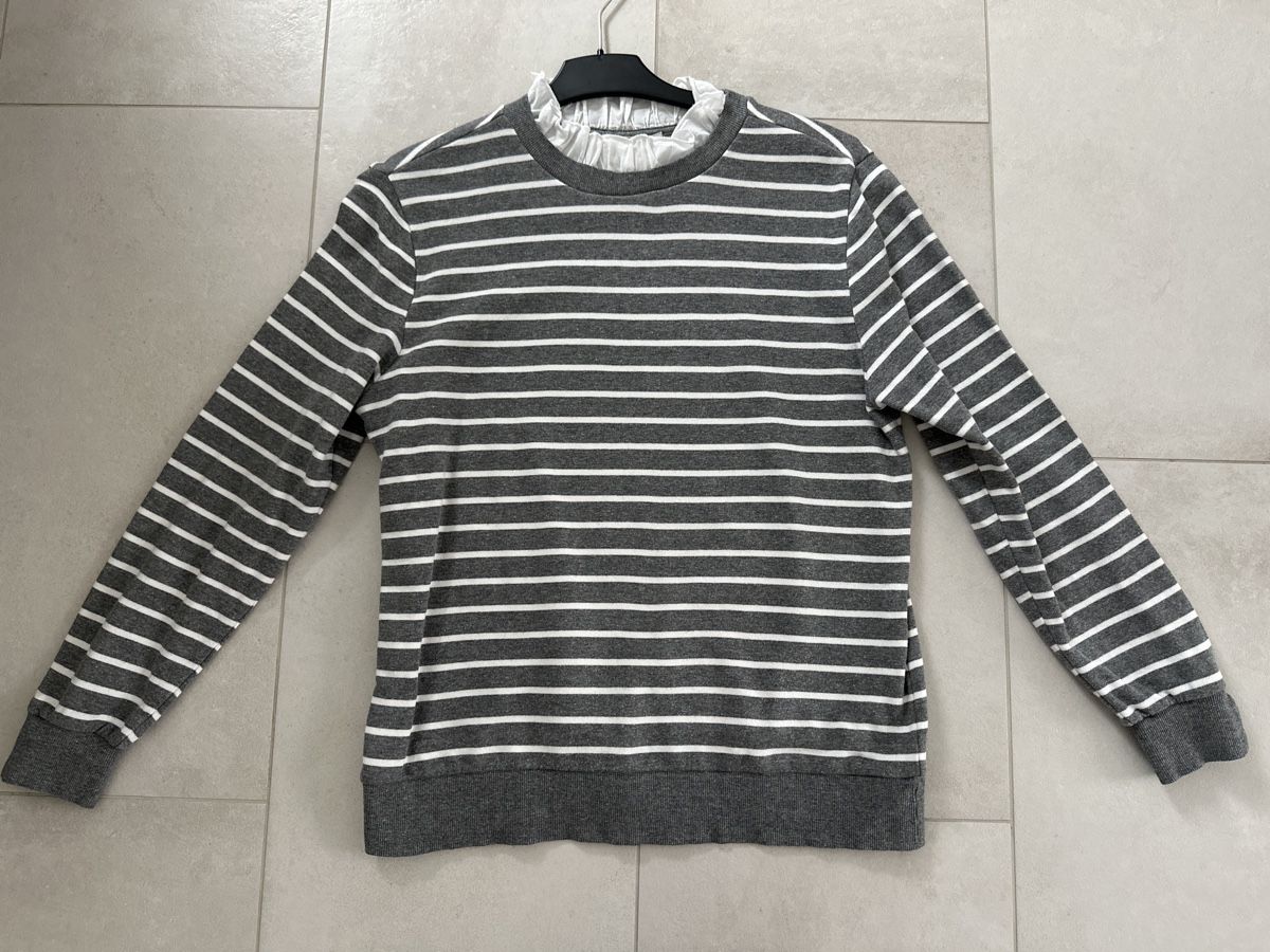Esprit Pullover & Sweatshirts: Esprit Pulli mit Rüschen, Gr. S, Grau-Weiss, Neuwertig – Gebraucht aus Zug von Hehe