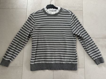 Esprit Pulli mit Rüschen, Gr. S, Grau-Weiss, Neuwertig