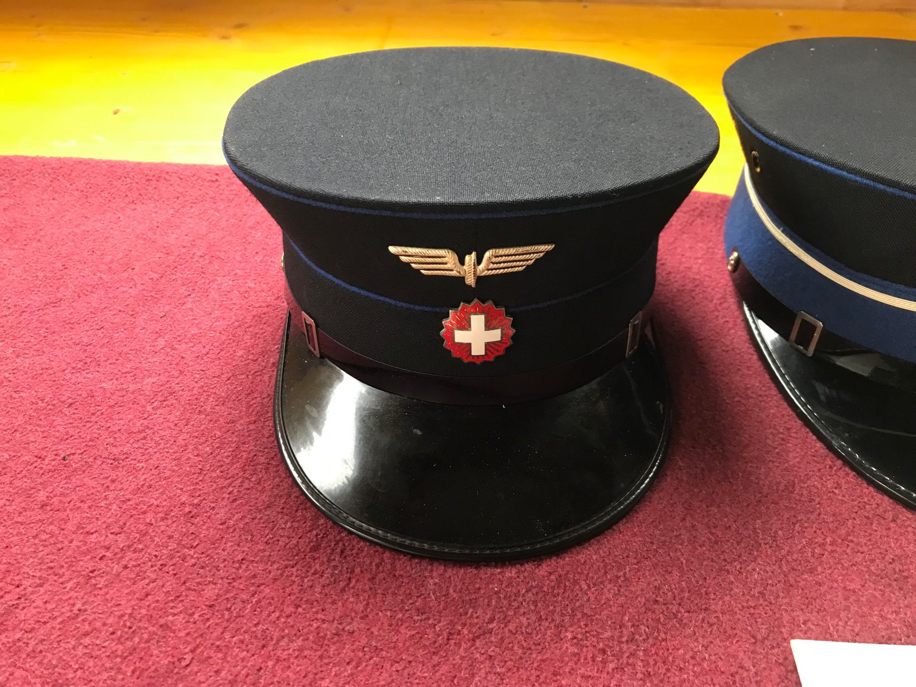 SBB/CFF/FFS Uniformi: Lot mit SBB Mützen und Abzeichen – Usato da Erschwil venduto da Freitag1 4