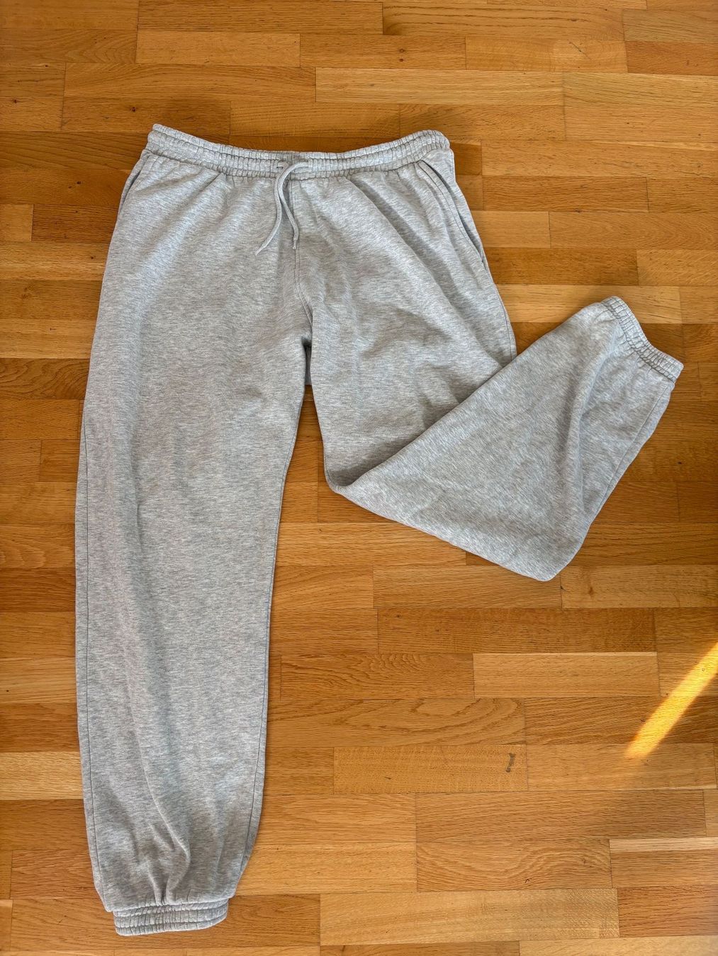 Weekday Hosen: Weekday Jogginghose – Gebraucht aus Bern von fin_99t2
