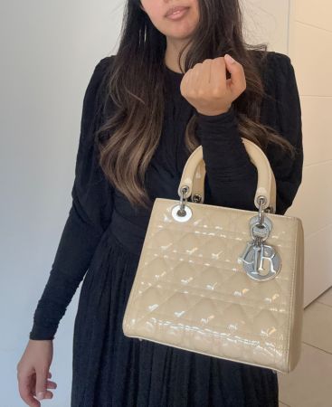 Sac lady Dior taille médium avec bandoulière en cuir verni