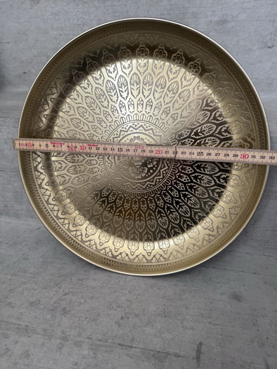 Piatti di portata: Goldenes Vintage Serviertablett, Durchmesser 33 cm. – Usato da Balterswil venduto da pat_7f8b 2
