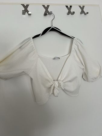 Zara Sommertop Weiss Grösse M Puffärmel Knoten vorne