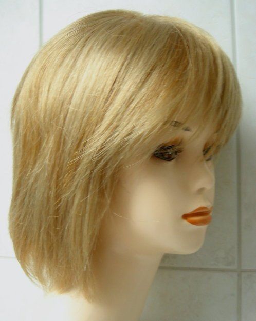 Perücken: Charmante kurze blonde Perücke – Neu und originalverpackt aus Stans von Riesta
