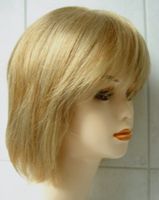 Charmante kurze blonde Perücke