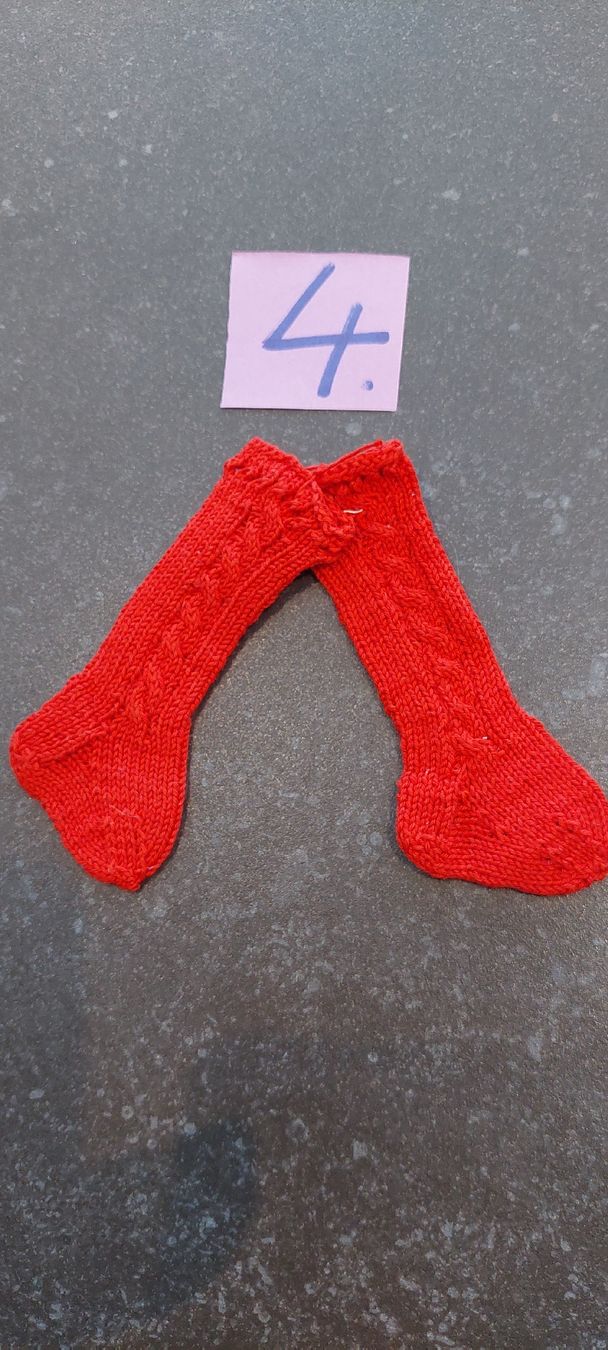 Bambole: Puppensocken dunkelrot handgestrickt neu  – Nuovo (secondo la descrizione) da Muri AG venduto da nindo1