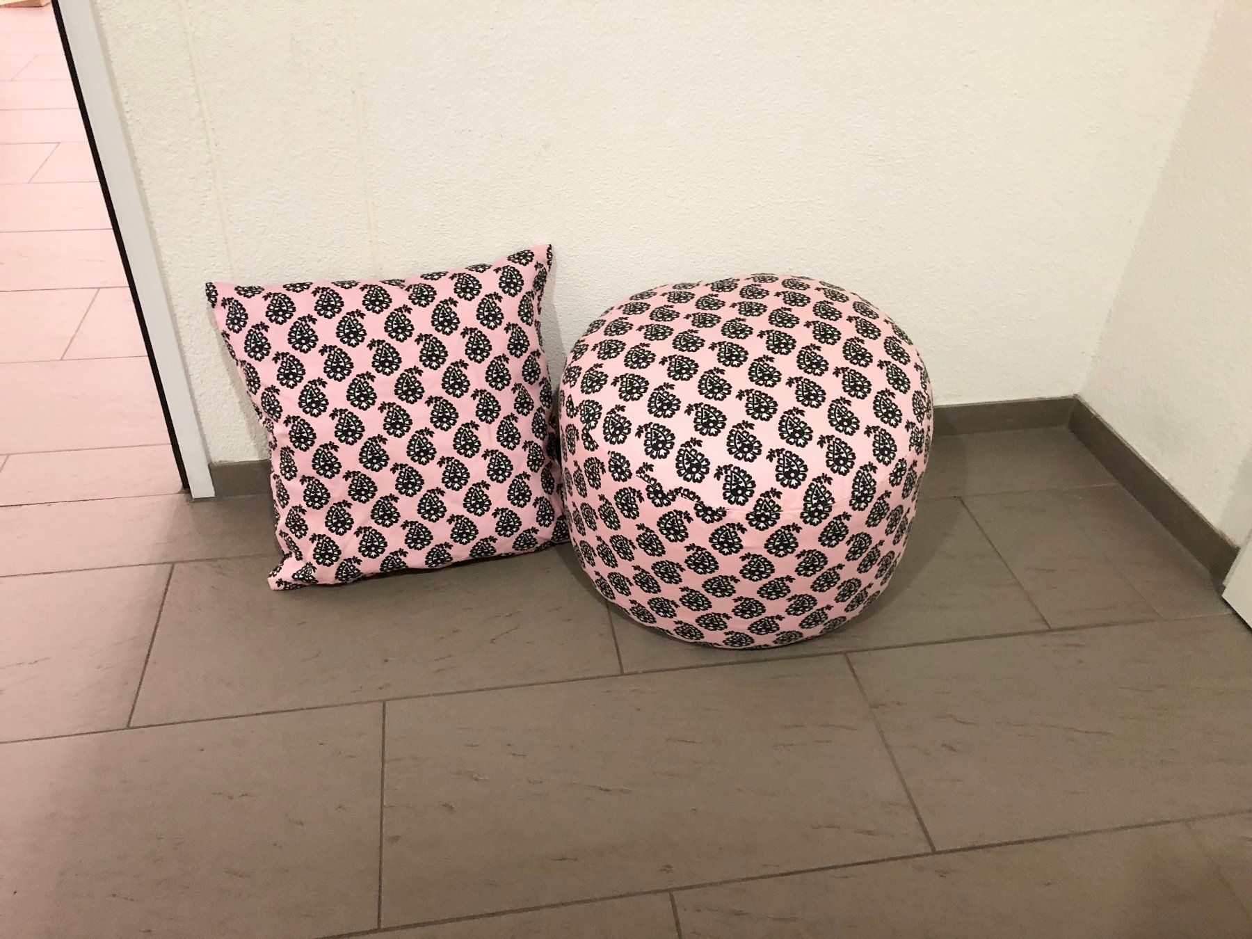 Tabourets: Sitzhocker mit Dekokissen zusammen neu – Neuf (Voir description) à Glattbrugg par Ariel012 5