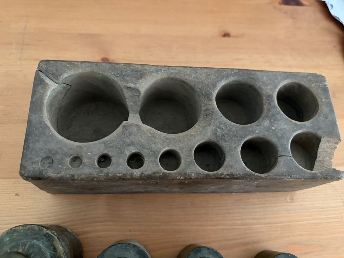 Balances et poids: Alte Eisengewichte mit Holzblock  – D'occasion à Hochfelden par larson27 9