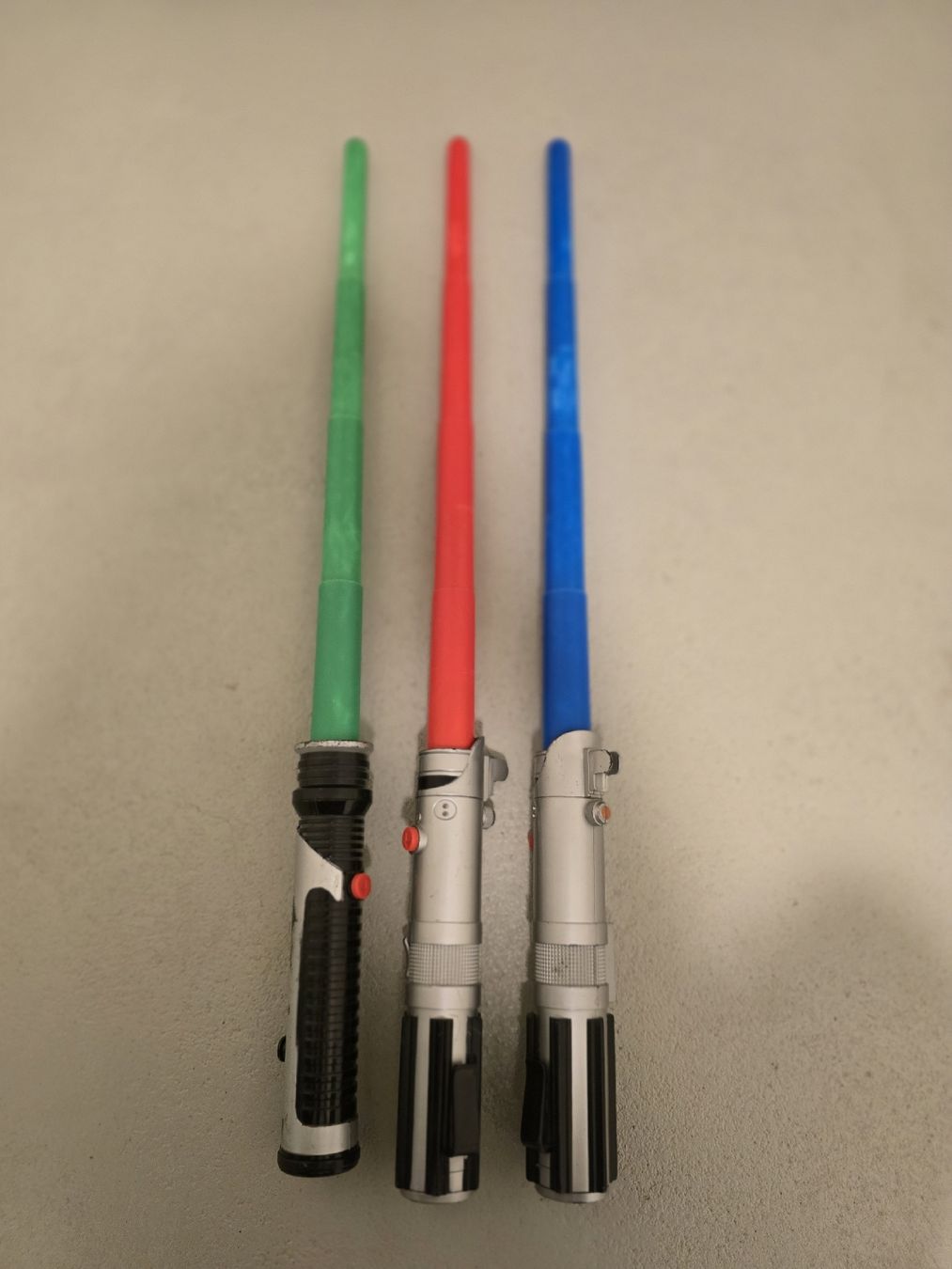 Star Wars Spielzeuge: 3 alte Star‑Wars Deko‑Lichtschwerter – Sammlung – Gebraucht aus Untersiggenthal von JayRoguehand