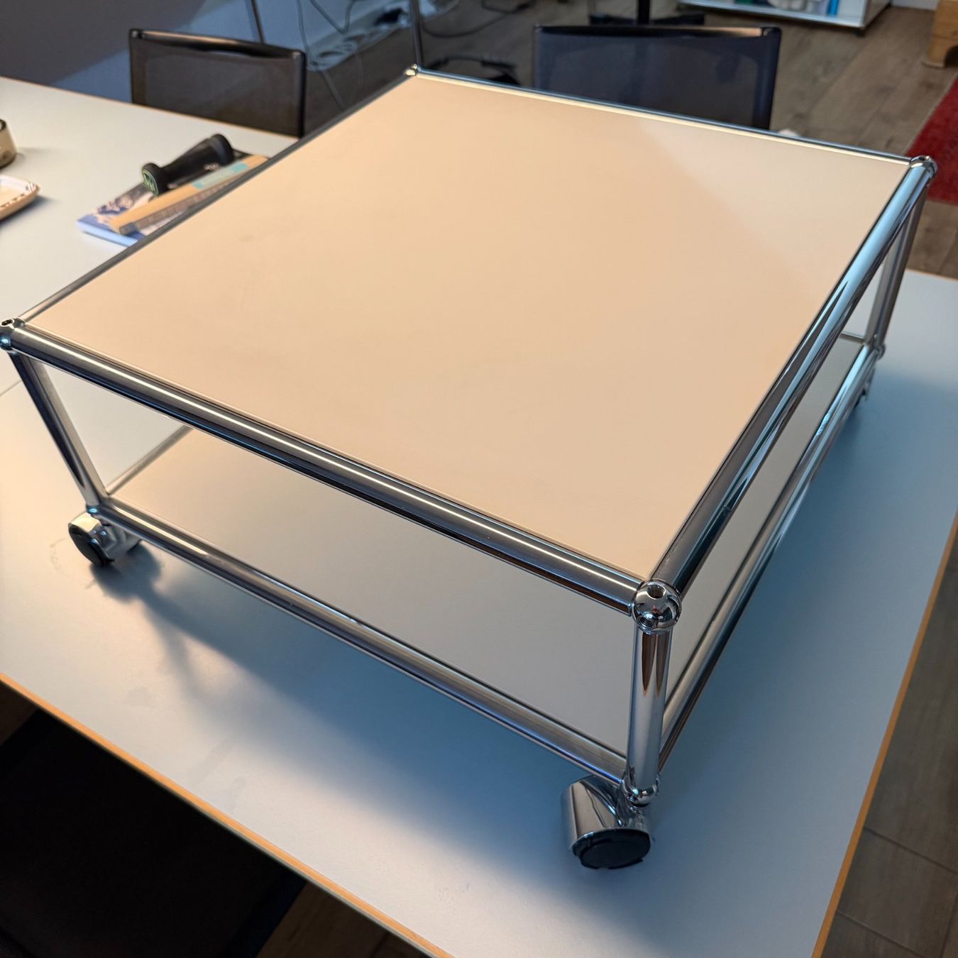 USM Scaffali: USM Haller Lowboard weiss mit Rollen – Usato da Küsnacht ZH venduto da molare 1