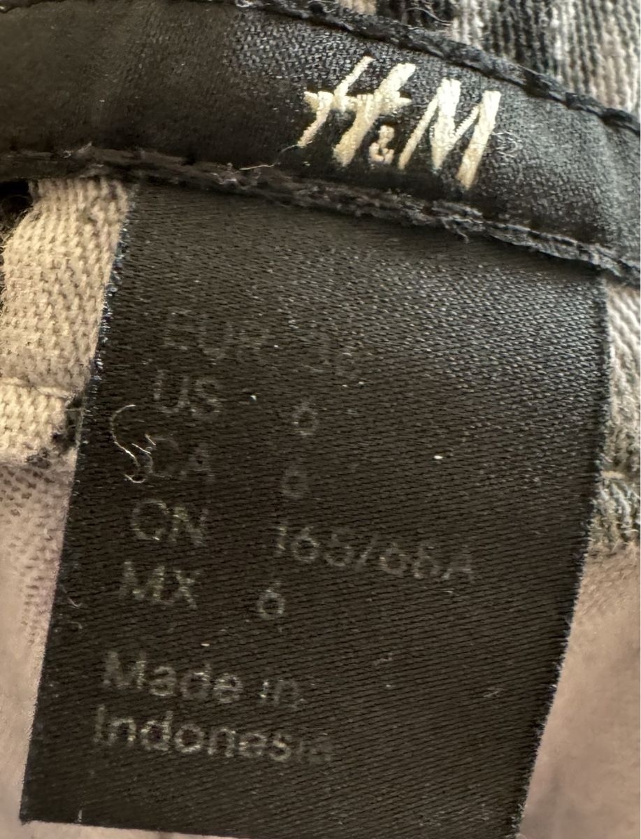 H&M Pantaloni: Stylish H&M Patterned Trousers Size 36 – Usato da Mühlethurnen venduto da Indriukas 1