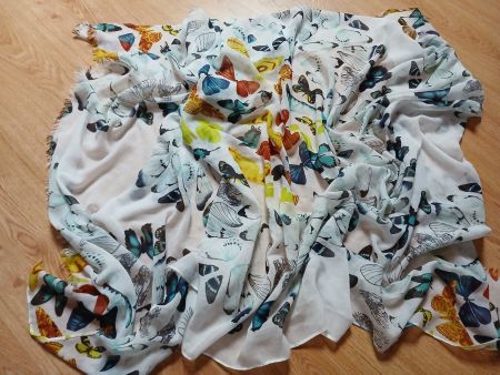 Schöner, leichter Sommer-Schal mit bunten Schmetterlingen🦋
